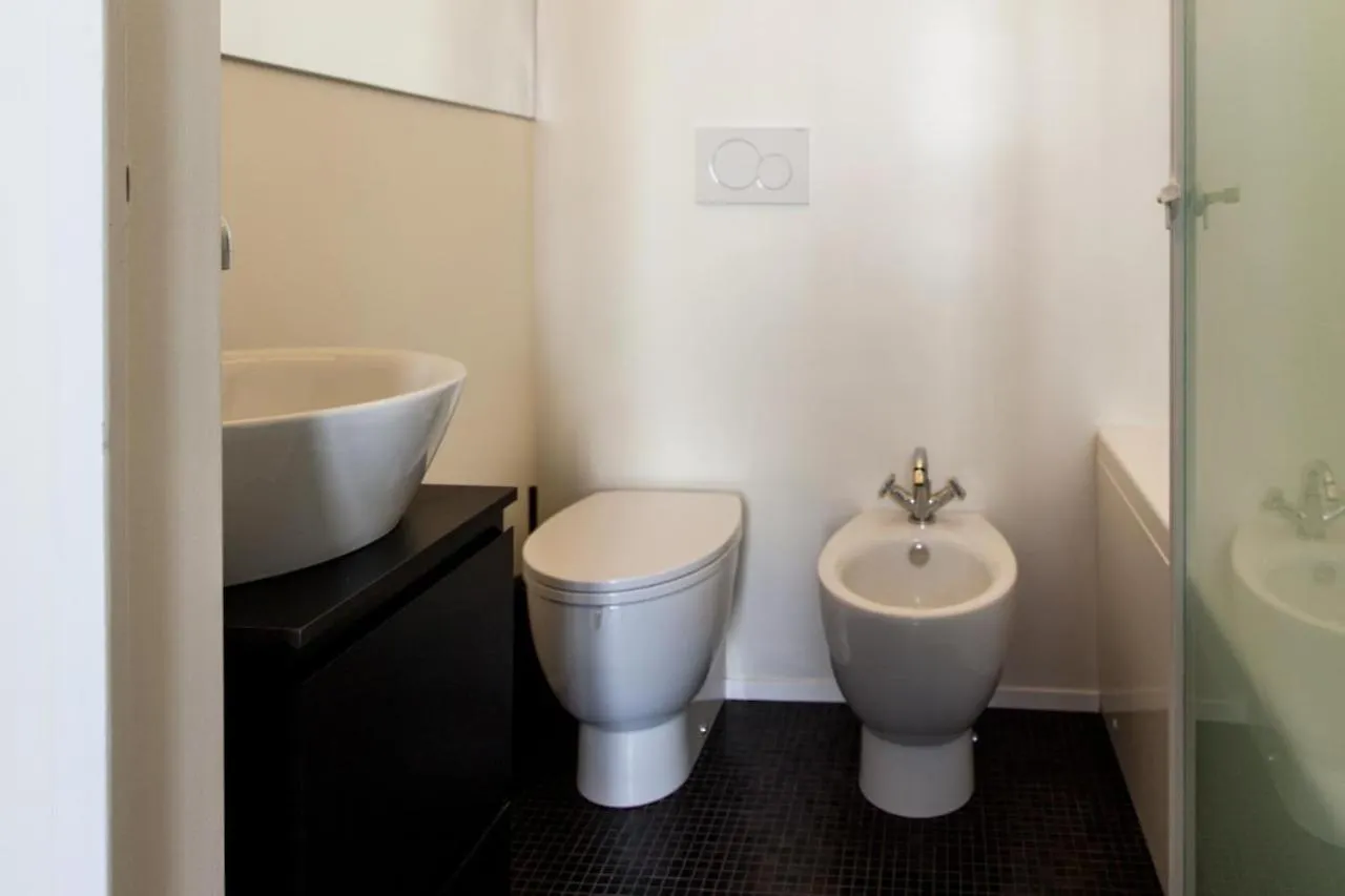2 Bagni E Suite - House Of Art Center Milan Apartment